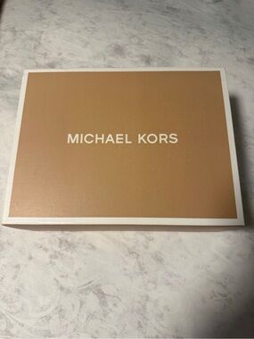 MICHAEL KORS VINTAGE MAGNETIC FLAP CLOSURE BAG BOX